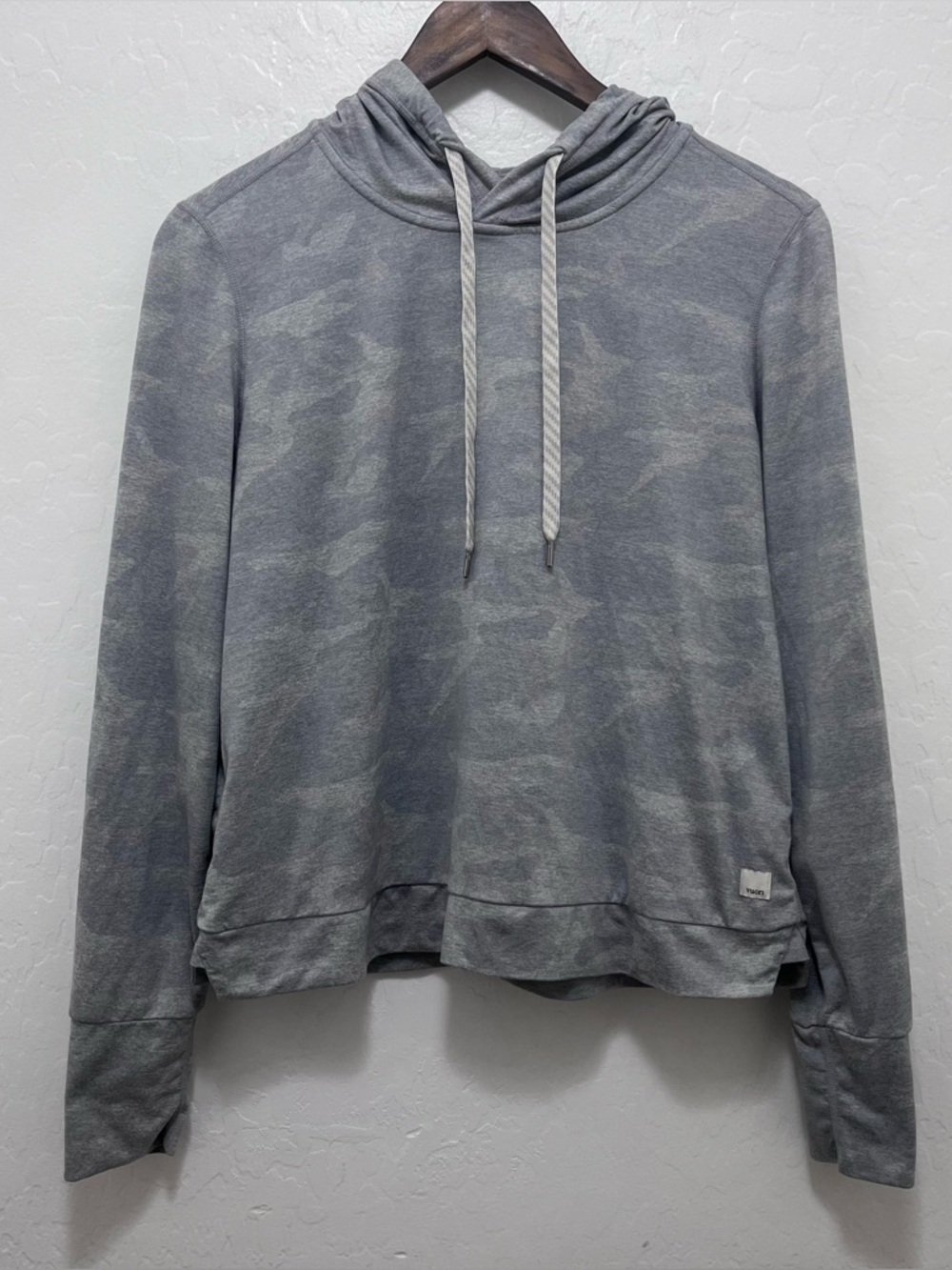 Vuori Women’s Halo Essential Hoodie in Gray Camo Size M